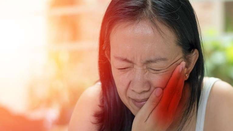 emergency dentist norwood | woman in pain from toothache